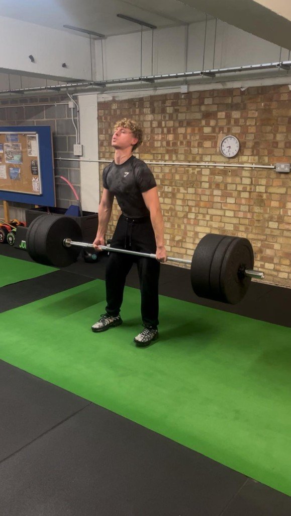 Deadlift training at KG FITNESS